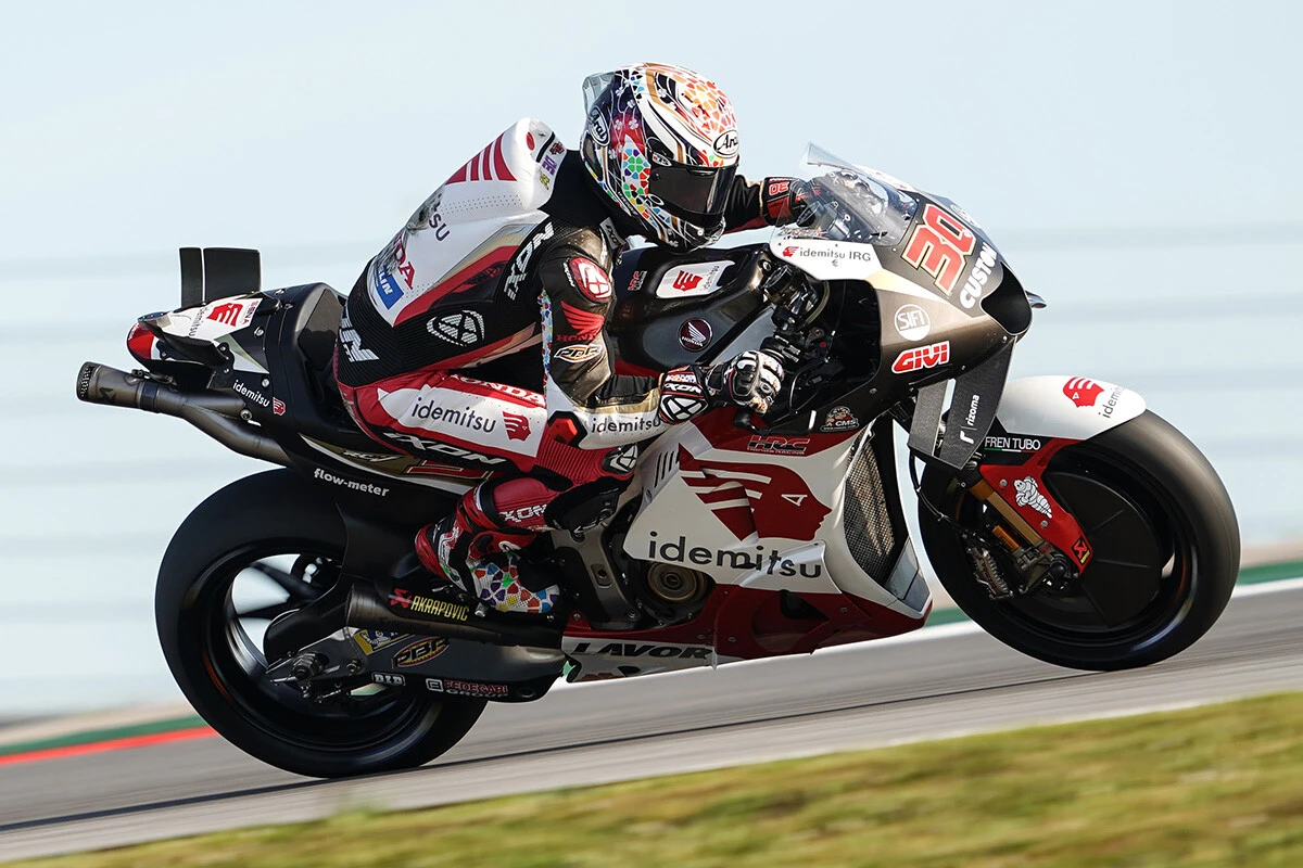 時速360キロにも達するMotoGPマシン。ゼッケン30のホンダRC213Vを駆る中上貴晶。マシンのセットアップと電子制御が大きく改善され、開幕ダッシュが期待できる