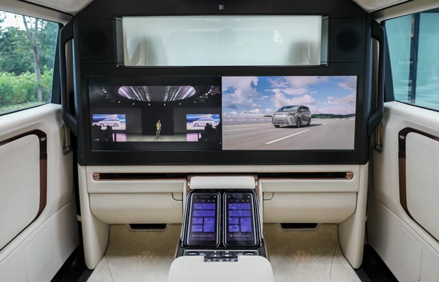 圧巻は後席の48インチ巨大ディスプレー。パーティションのガラス窓は曇らせることも可能