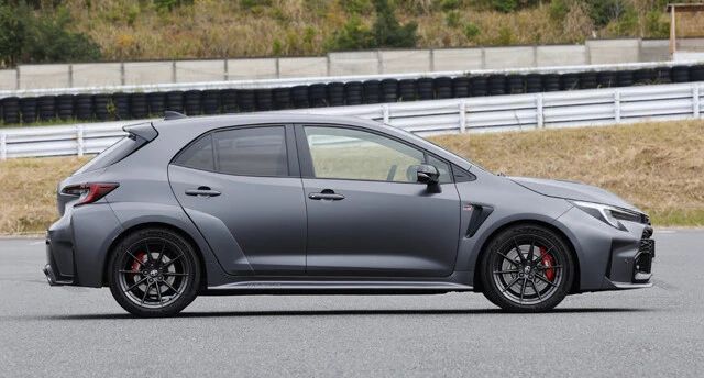 ボディサイズは全長4410㎜×全幅1850㎜×全高1480㎜。ホイールベースは2640㎜となる