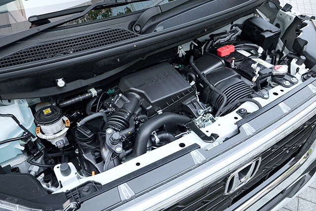 エンジンは660㏄の直3DOHC12バルブターボを搭載。軽とは思えぬ走りが自慢