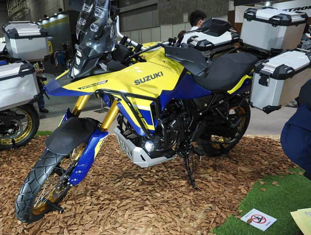 【第3位】スズキ Vストローム800DE 価格:132万円 世界累計販売台数44万台を誇るVストロームファミリーに待望のニューフェイスが登場! 3月24日に発売され、話題を呼んでいる