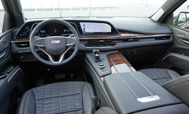 シートを含めラグジュアリーな仕上がりの内装。前席にはヒーターやマッサージ機能も。センターコンソールには冷蔵庫を内蔵