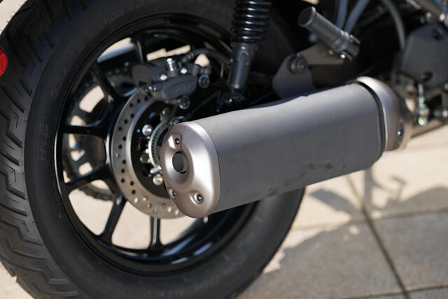 エキパイ集合部からサイレンサーまでを水平基調で配置したマフラーもまたロー&ロングなデザインを強調。触媒内蔵で排ガスもクリーン
