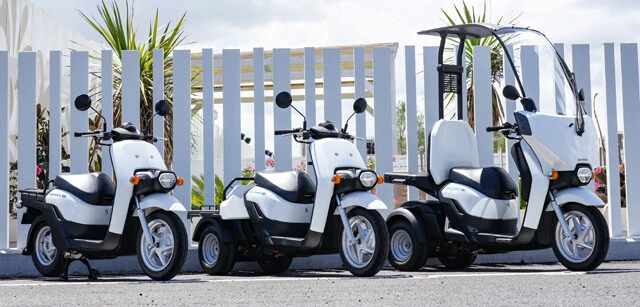 ホンダのビジネスEVモデル。(左から)「BENLYe:」、三輪スクーターの「GYROe:」、屋根付きの「GYRO CANOPYe:」
