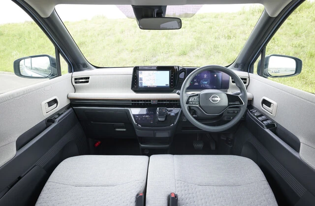 軽のレベルを超越した室内。9インチのディスプレイと7インチのメーターを統合したインターフェースディスプレイが目を引く