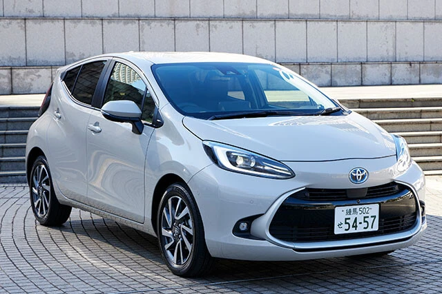 【コンパクトカー部門最優秀】トヨタ「アクア（HEV/FF」）価格　199万7000～240万円、WLTCモード燃費　33.6～35.8㎞/L、実燃費　26～27㎞/L。HEV専用車。2021年に約10年ぶりのフルチェンを受けた。内装の質感、荷室容量は同門のヤリスを上回る。トヨタが誇る無双コンパクト