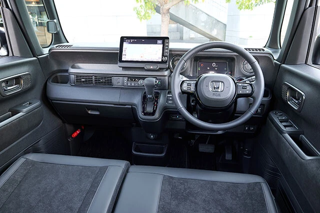 ブラックに統一されたN‐BOXカスタムのインテリア。ステアリングはN‐BOXと異なり本革巻きとなるのがうれしい