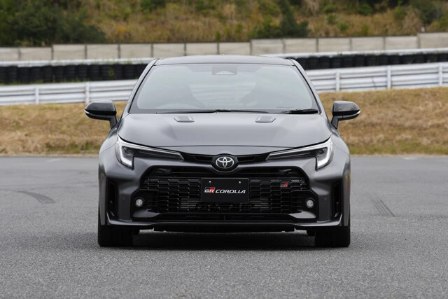 トヨタ GRカローラ 価格:525万~715万円 ボンネットなどにはエアダクトが設けられており、実に野性味のある顔面に仕上がっている