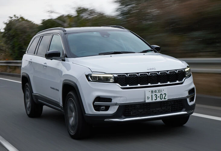 ジープ伝統の7スロットグリルが光る顔面は、フラッグシップのグランドチェロキー似。気になる走りの実力はいかに!?