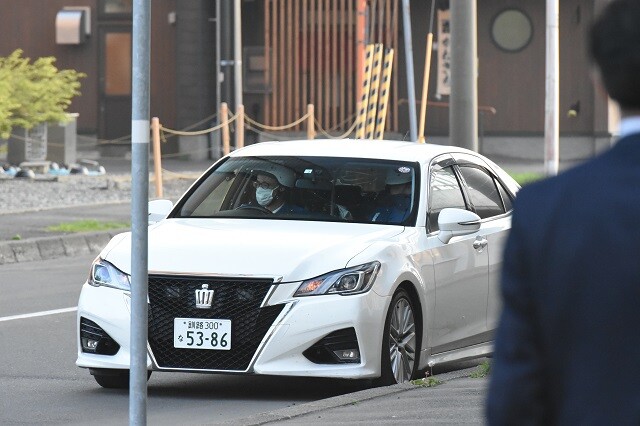 5月18日、北海道釧路市役所前で偶然見かけた横断歩行者妨害の取り締まりを行なう覆面パトカー。春の全国交通安全運動の期間中で、取り締まり強化の真っ最中!?