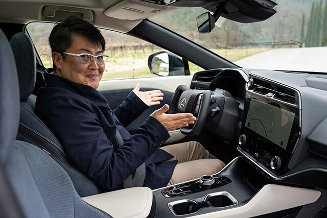 未来感ハンパない形のハンドル。1980年代の米テレビドラマ『ナイトライダー』に登場するナイト2000を思い出す