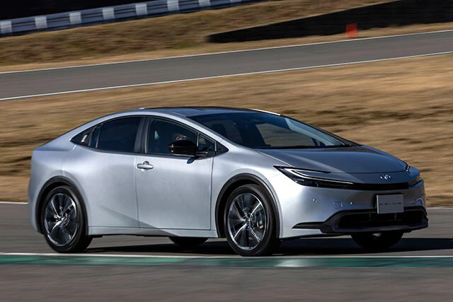 HEVの試乗会はなんと富士スピードウェイのショートコースで行なわれた。ちなみに燃費はWLTCモードで26.7~32.6㎞/L