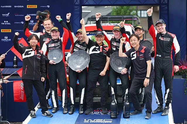 今回のWRCでトヨタは1位と3位に輝いた。3位は18号車の勝田貴元/アーロン・ジョンストン組。チーム全員で会心のガッツポーズ
