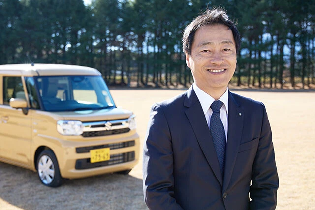 3代目スペーシア開発責任者、スズキ・鈴木猛介氏。3代目スペーシアの出来映えに胸を張る鈴木氏。人気のスペーシアギアのフルチェンに対する質問もしたが、ノーコメントだった