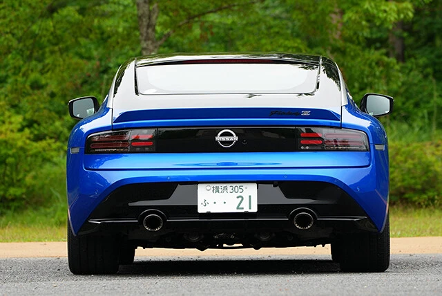 漢がたぎる左右2本出しのマフラー。実物を見るとけっこうなド迫力。テールランプのデザインも歴代モデルから継承