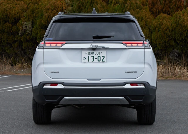 3列目は床下収納が可能。荷室容量は3列目を使用した場合、170リットルだが、3列目を床下収納すると481リットルを確保