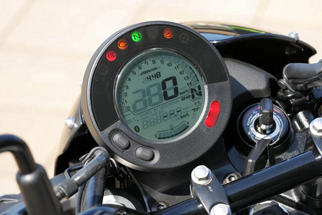 Bluetoothによってスマホと接続可能なデジタルメーター。専用アプリで走行ログ保存や、電話の着信などを知らせてくれる