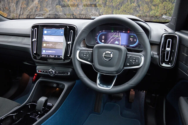 ブレーキペダルを踏むだけで起動するため、スタートやストップのスイッチ類がない。スゲッ