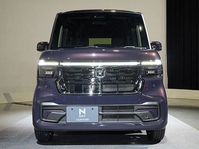 ホンダ「3代目N-BOX カスタム」。3代目カスタムの注目点は、フロントの横一文字ライト。開発陣は「品格を高めた顔に仕上げました」と胸を張る