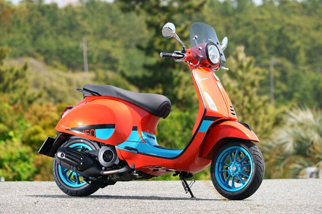 ベスパ プリマベーラ150カラーバイブ 価格:60万5000円 50年以上のロングセラーモデル「プリマベーラ150」にド派手なツートンカラー仕様の「カラーバイブ」が登場