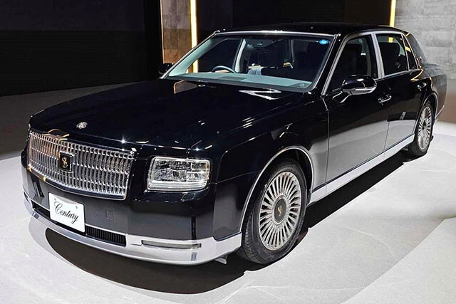 2018年 3代目 センチュリー。ボディサイズは全長5335㎜×全幅1930㎜×全高1505㎜。5LV8のハイブリッドを搭載