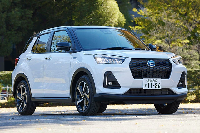 【SUV部門最優秀】ダイハツ「ロッキー（HEV/FF）」価格　212万6000～235万7000円、WLTCモード燃費　28㎞/L、実燃費　21～23㎞/L。トヨタのライズと共にドル箱SUVとして売れに売れているダイハツのロッキー。兄弟車の違いは顔と名前。エンジンや内装などは同じ