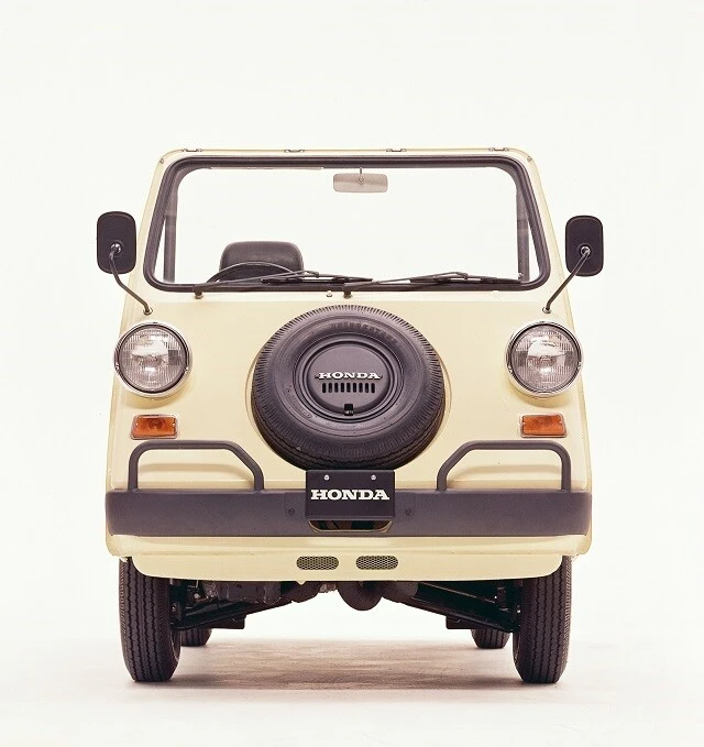 まるで動物の顔のようにフロントど真ん中に搭載されたスペアタイヤ