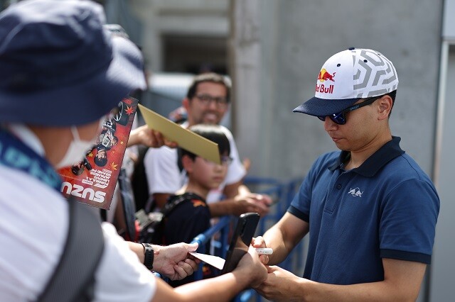 鈴鹿でファンのサイン攻めにこたえる岩佐選手