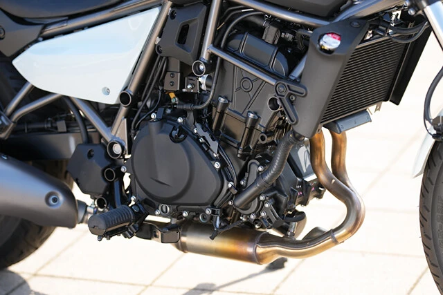 低回転からトルクのある並列2気筒エンジンは、街乗りで扱いやすくストレスフリー。高速道路ではニンジャ譲りのパワフルさを発揮