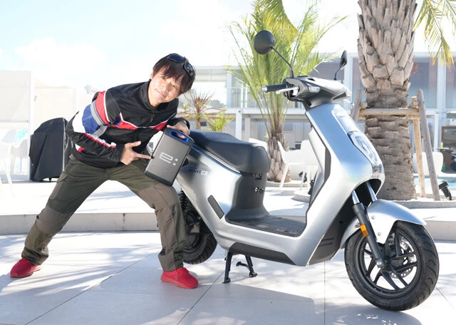 【第7位】ホンダ EM1e: 価格:29万9200円 フル充電での走行距離は約53㎞を実現。青木氏が手にしているのは交換式バッテリー。このバッテリーは国内の二輪メーカーと規格を統一