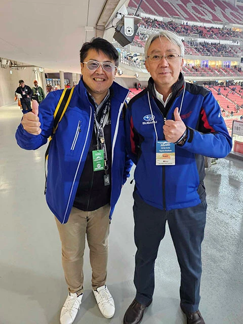 スバルの中村知美会長(右)を直撃した山本氏(左)。中村会長のサムズアップの意味とは!?