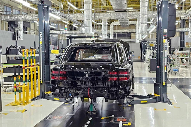 新センチュリーの生産ラインには定番の無人搬送車やコンベヤーはなく、人の手で工程が進む