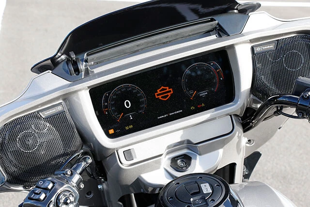 高級四輪車同様、ナビや音楽、ライドモード等の設定ができるインフォテインメントシステムを採用