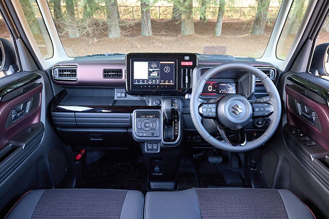 完全に軽のレベルを超えた3代目スペーシアカスタムの内装。レベチというか、異次元の上質さ＆華やかさを誇る。必見