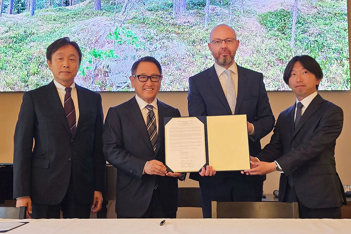 トヨタモビリティ基金の理事長として調印式に出席した豊田章男会長(中央左)。その右隣はユバスキュラ市のティモ・コイビスト市長