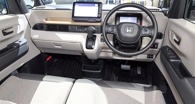 内装の注目点は、ホンダの軽初となる7インチTFT(薄膜トランジスタ)液晶メーターと大型のグローブボックス
