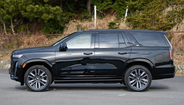 ドアを開けると、格納されているステップが自動で出てくる。乗り降りに役立つ。磁性流体ダンパーやエアサスを標準装備