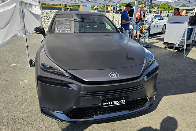 H2ビレッジには、トヨタが誇るFCEVミライのスポーツコンセプトが展示されていた。市販化の言及はないが、マジで超カッケー!