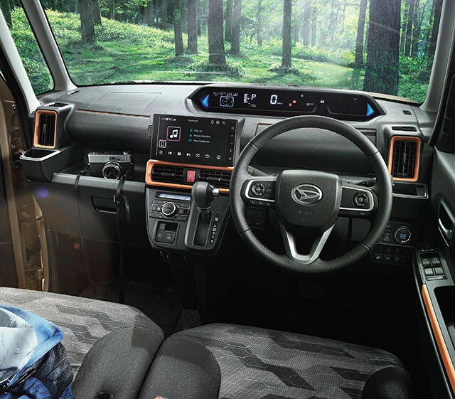 室内で目を引くのがカモフラージュ柄のシートと、オレンジ色のアクセントがちりばめられたインパネ。ワイルドな仕上がりだ