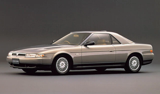 ロータリーの名車④マツダ 「ユーノスコスモ」1990年に誕生したユーノスコスモ。量産車ととして世界初の3ローターエンジンにツインターボを搭載。最高出力は280馬力をマーク