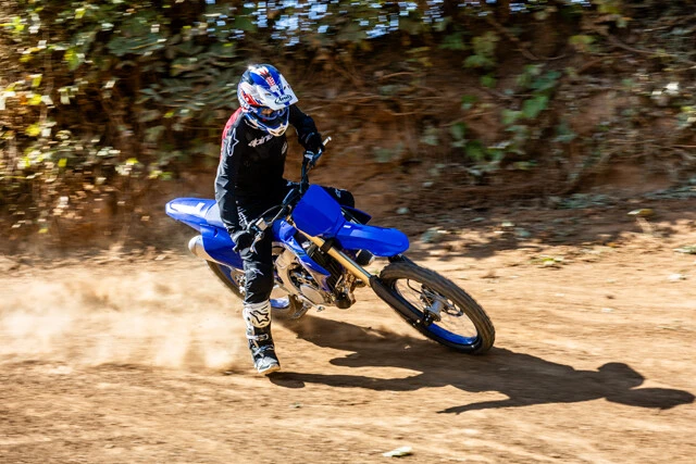 フルチェンによりマシンとの一体感も向上。その結果、ある程度の速度を保ったままでも、安心してカーブへ進入できるように