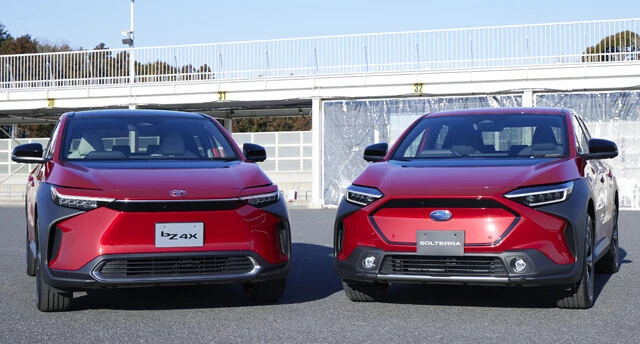 トヨタ bZ4X　価格：600万～650万円（サブスクとリース）　スバル ソルテラ　価格：594万～682万円　トヨタとスバルのコラボEVがbZ4Xとソルテラ。基本性能はほぼ同じだが、販売方法は異なる。bZ4Xはトヨタのサブスク「KINTO」とリース販売のみ。ソルテラは通常の販売方式で購入できる