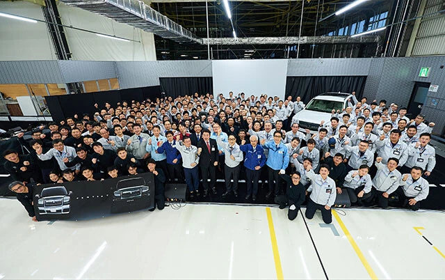 前列中央でマイクを握り田原工場のスタッフを激励した豊田会長。初めて世界に挑むセンチュリーを田原工場が熱く支える