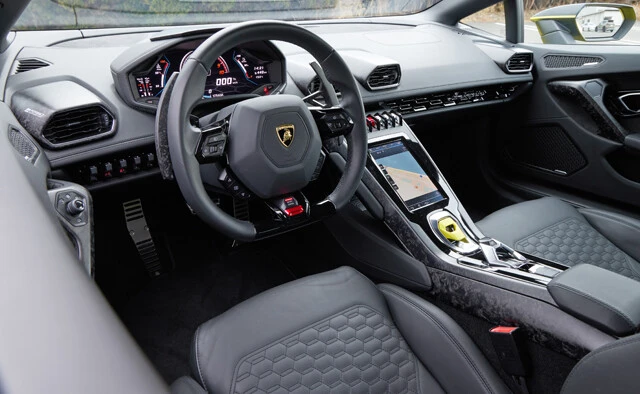 インテリアはヘキサゴンのモチーフを多用。右側のパドルを引くとDレンジに入る。ウインカーはステアリング左側のスイッチで操作