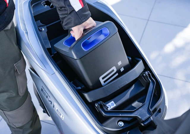 着脱式の可搬バッテリーはコチラに収納する。ヘルメットは専用装備のホルダーを使用