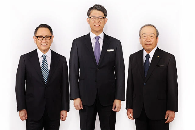 1月26日、この写真と共に社長交代を電撃発表。左から豊田章男会長、佐藤恒治社長、内山田竹志代表取締役兼エグゼクティブフェロー