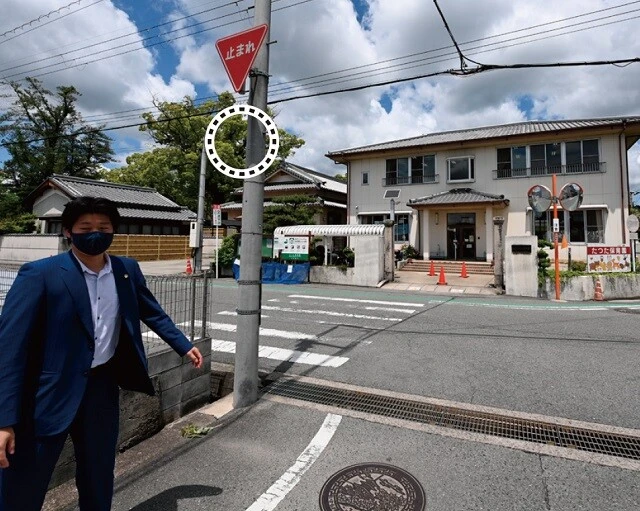 丸印の辺りに設置しなければならないはずの標識が抜け落ちている。目の前には保育園がある。白線の標示も見えづらくなっており、補修と設置が必要だ