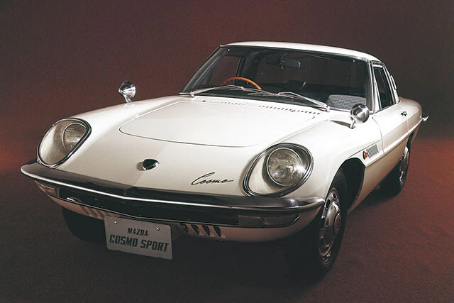 ロータリーの名車①マツダ「コスモスポーツ」世界初となる2ローターのロータリーエンジンを搭載したコスモスポーツ。1963年の東京モーターショーで初公開。販売開始は1967年