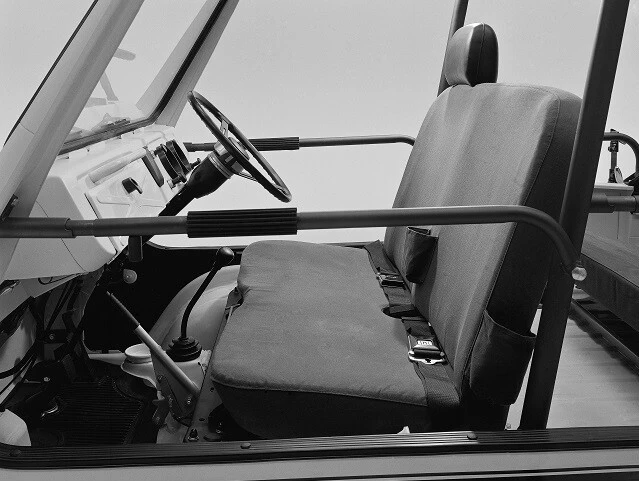 サイドはガードバーが一本あるだけ