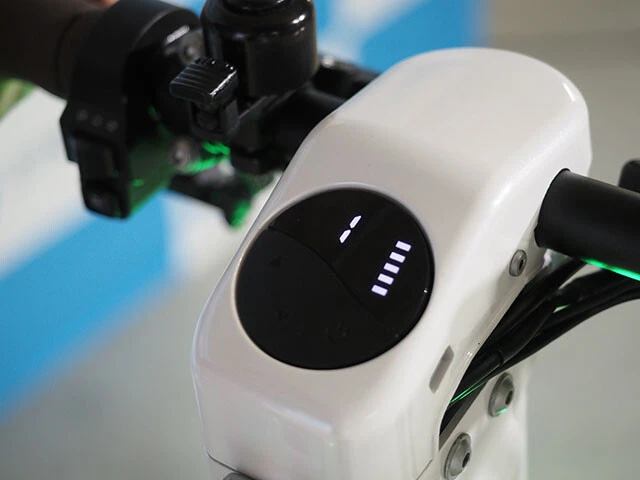 メーターはデジタル。アクセルは右グリップの根元のレバーを押す。ブレーキは右手のレバーがフロント、左のレバーがリア